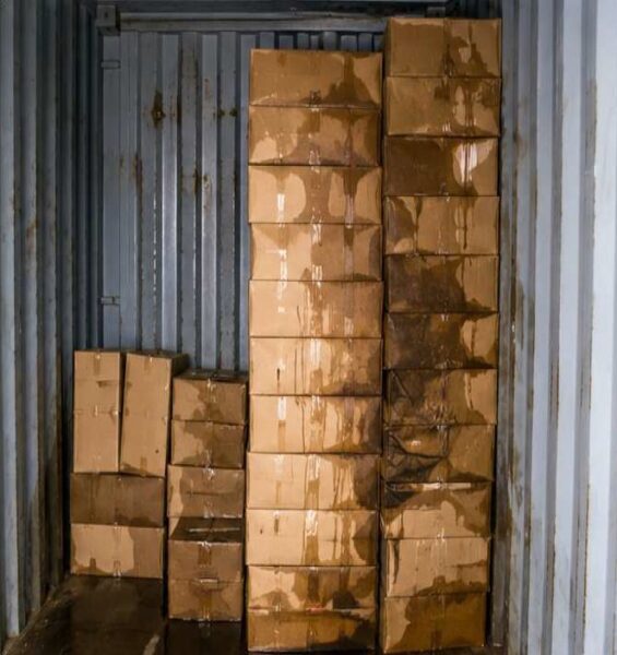 Zawilgocone i odkształcone kartony w kontenerze po transporcie morskim